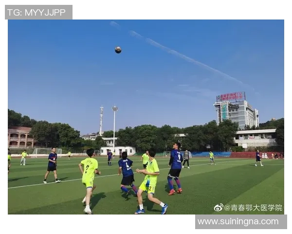 北漂大龄女足球明星的奋斗与梦想：在绿茵场上追逐青春与希望的故事