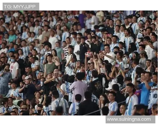 足球明星遭球迷热情拥抱引发现场狂欢瞬间回顾