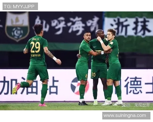 上海足球队在邀请赛中的灵活战术与团队配合表现分析