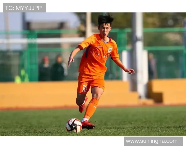 足球明星如何与年轻球员有效沟通提升团队协作与比赛表现